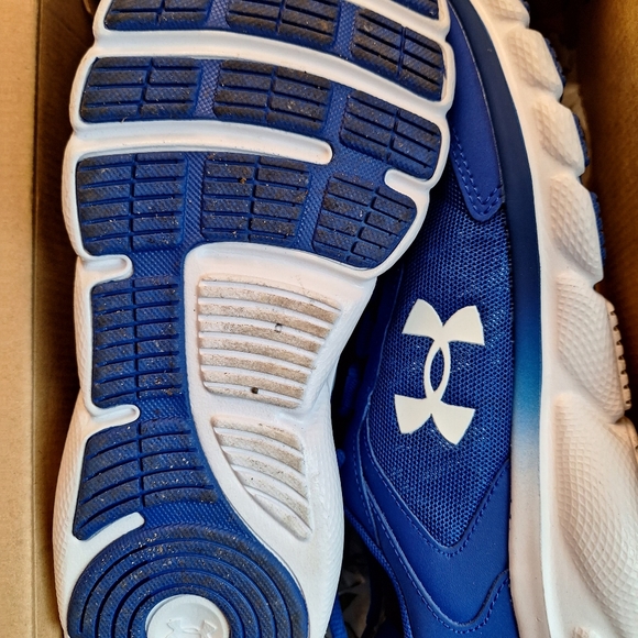 Youth under armour shoes - Picture 3 of 4